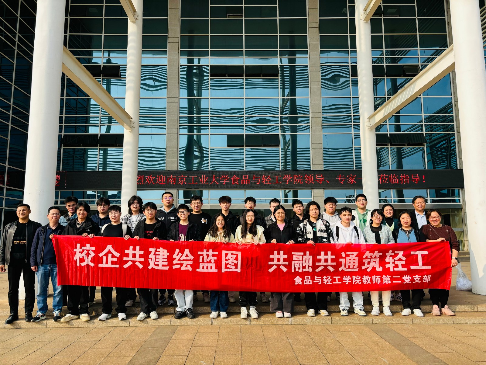 1731631746.jpg 1门口合照--官网.jpg